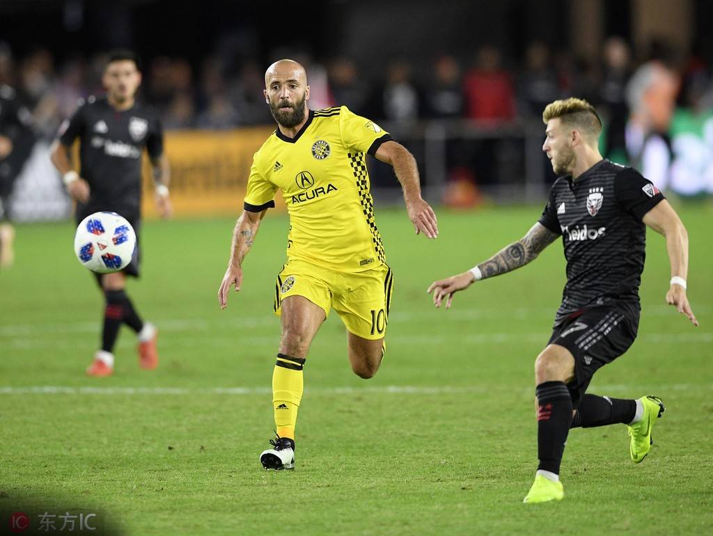 伦敦球迷涌入场馆，为球队助威