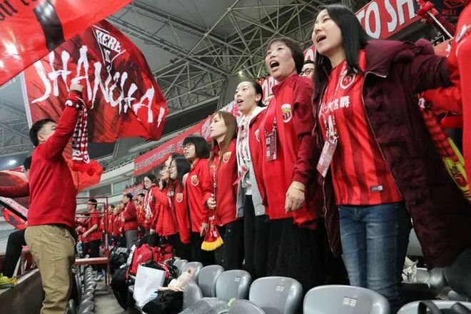 伦敦球迷涌入场馆，为球队助威