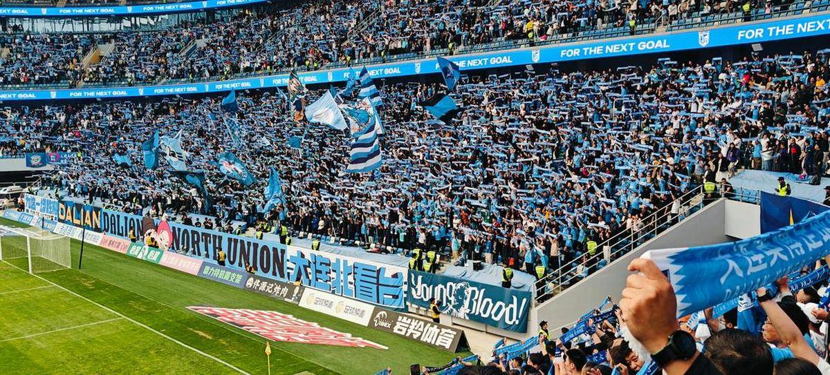 高水平比赛场面激烈，观众欢呼连连