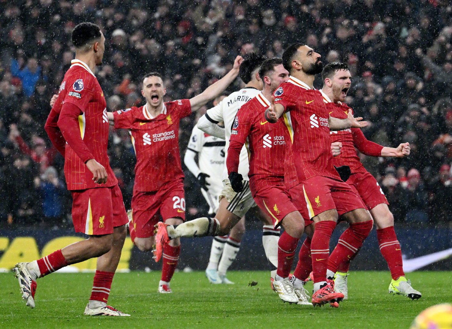 曼联前锋梅开二度，助球队逆转胜利