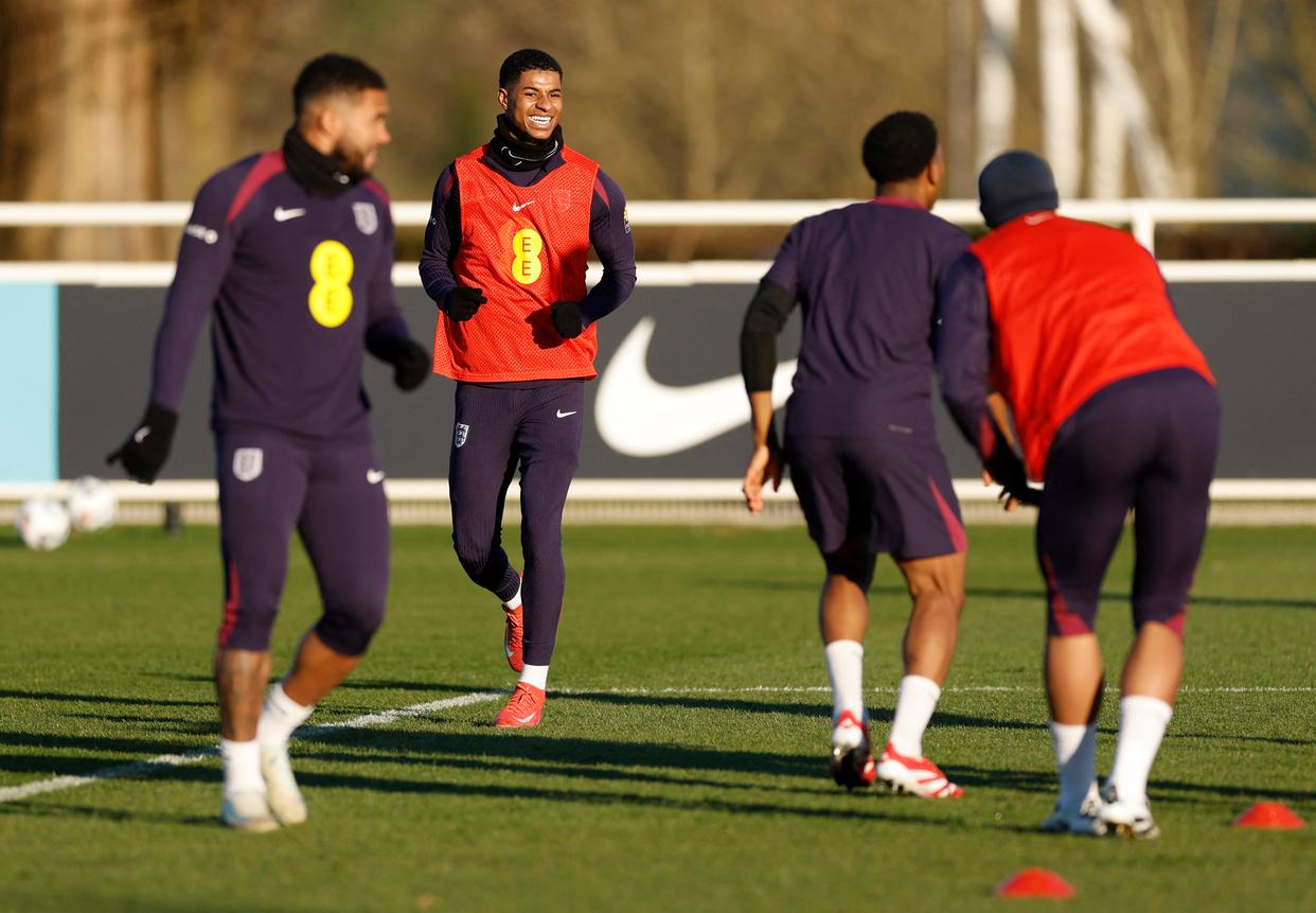 关于英格兰足球名宿支持地方社区青少年足球活动的信息