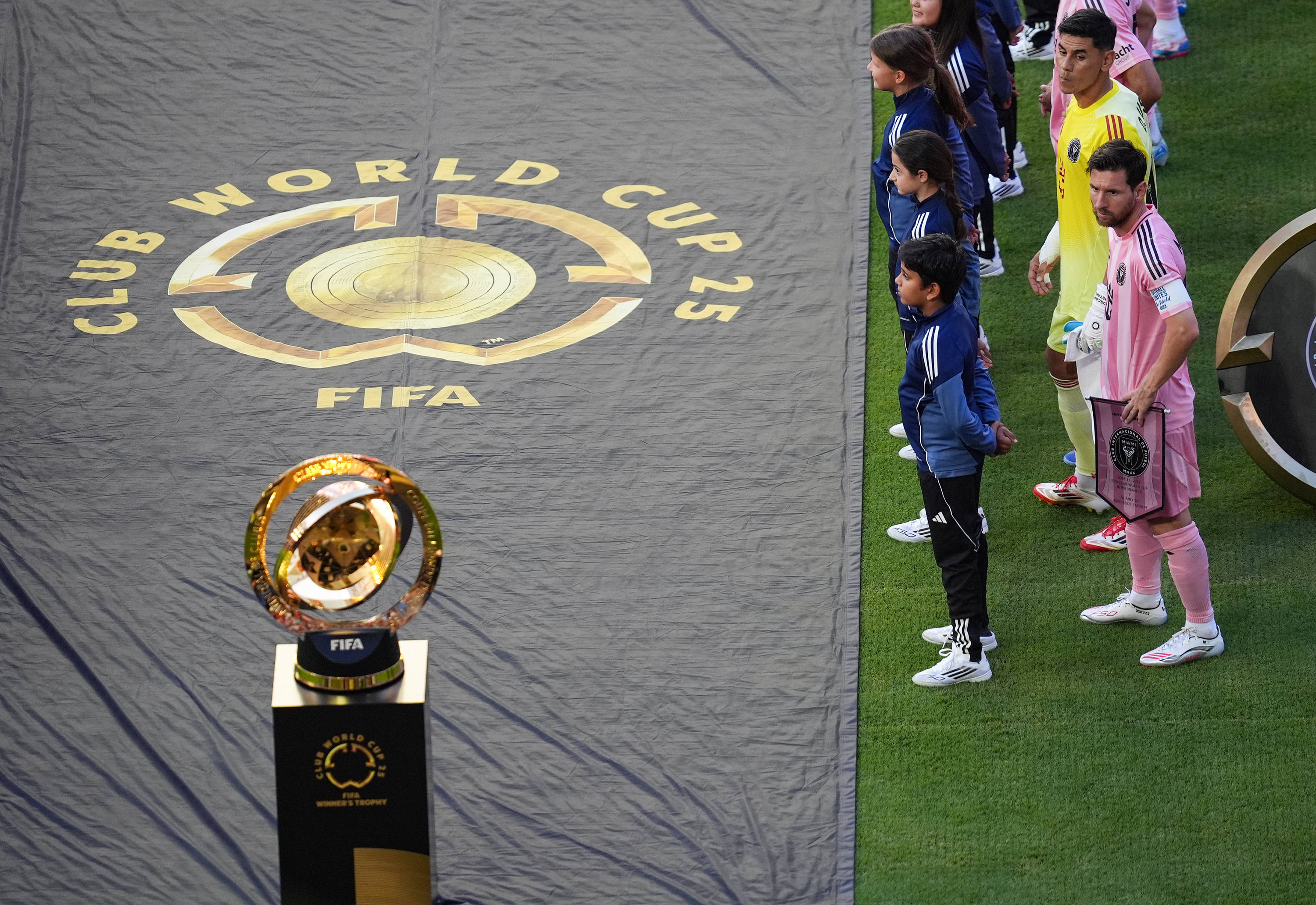 梅西领衔的球队击败对手,取得胜利 梅西领衔的球队击败对手,取得胜利