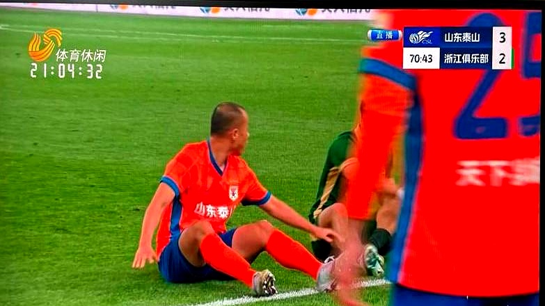 足球赛场上的精彩瞬间被球迷热议