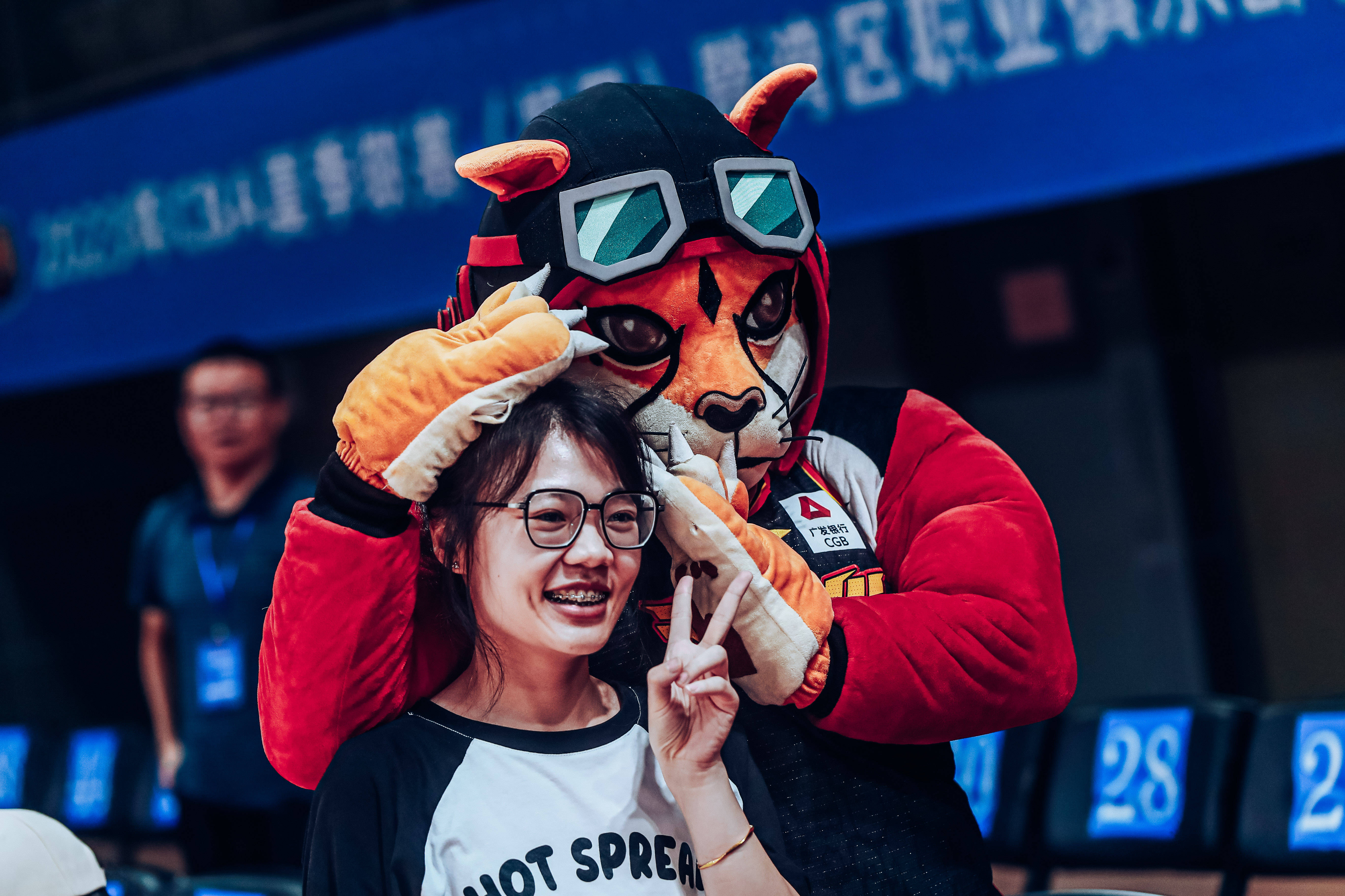 热情高涨!球迷尽情呐喊,比赛如火如荼的简单介绍 热情高涨!球迷尽情呐喊,比赛如火如荼的简单介绍