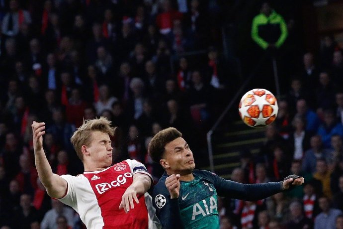 足球比赛中俄罗斯队连扳两球，实现翻盘