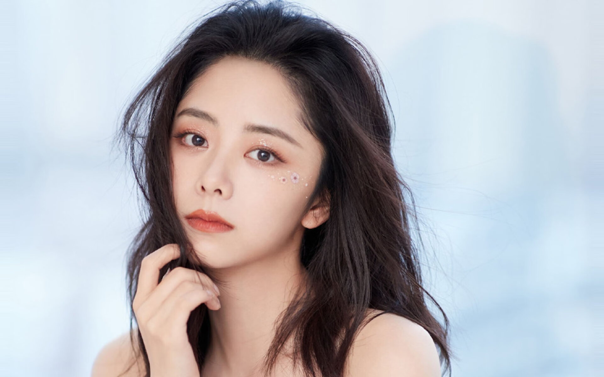 夏日泡沫中的无声宣言，当德里赫特在东京用防守为喧嚣镀上真实